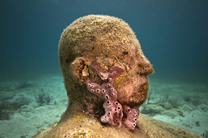 Illustration for article titled The Astonishing Treasures of Underwater Art Galleries